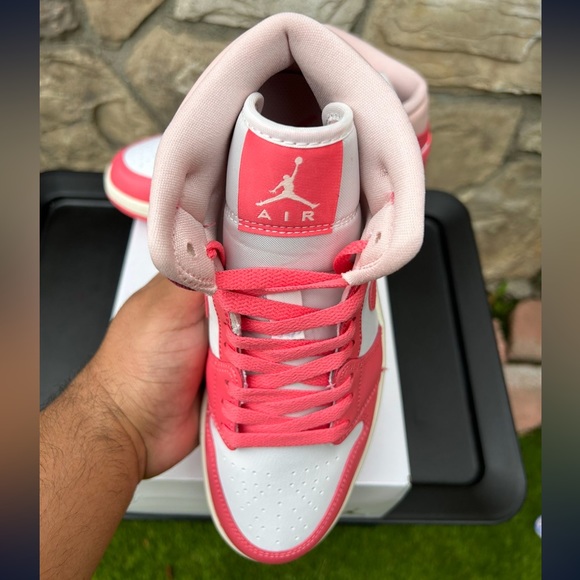 Air Jordan 1 Mid “Strawberries and Cream” Size 6.5 Women’s - Picture 7 of 11